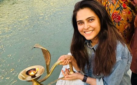 Madhurima Tuli Gets Emotional During Spiritual Trip to Rishikesh, Performs Ganga Aarti Amid Recovery from Injury
