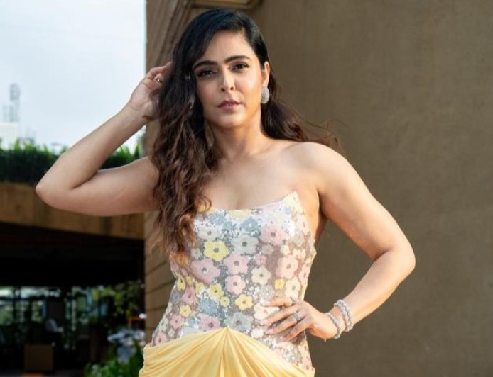 Bollywood actress Madhurima Tuli exudes royal elegance and quintessential mermaid vibe in her latest iconic avatar, see viral video!